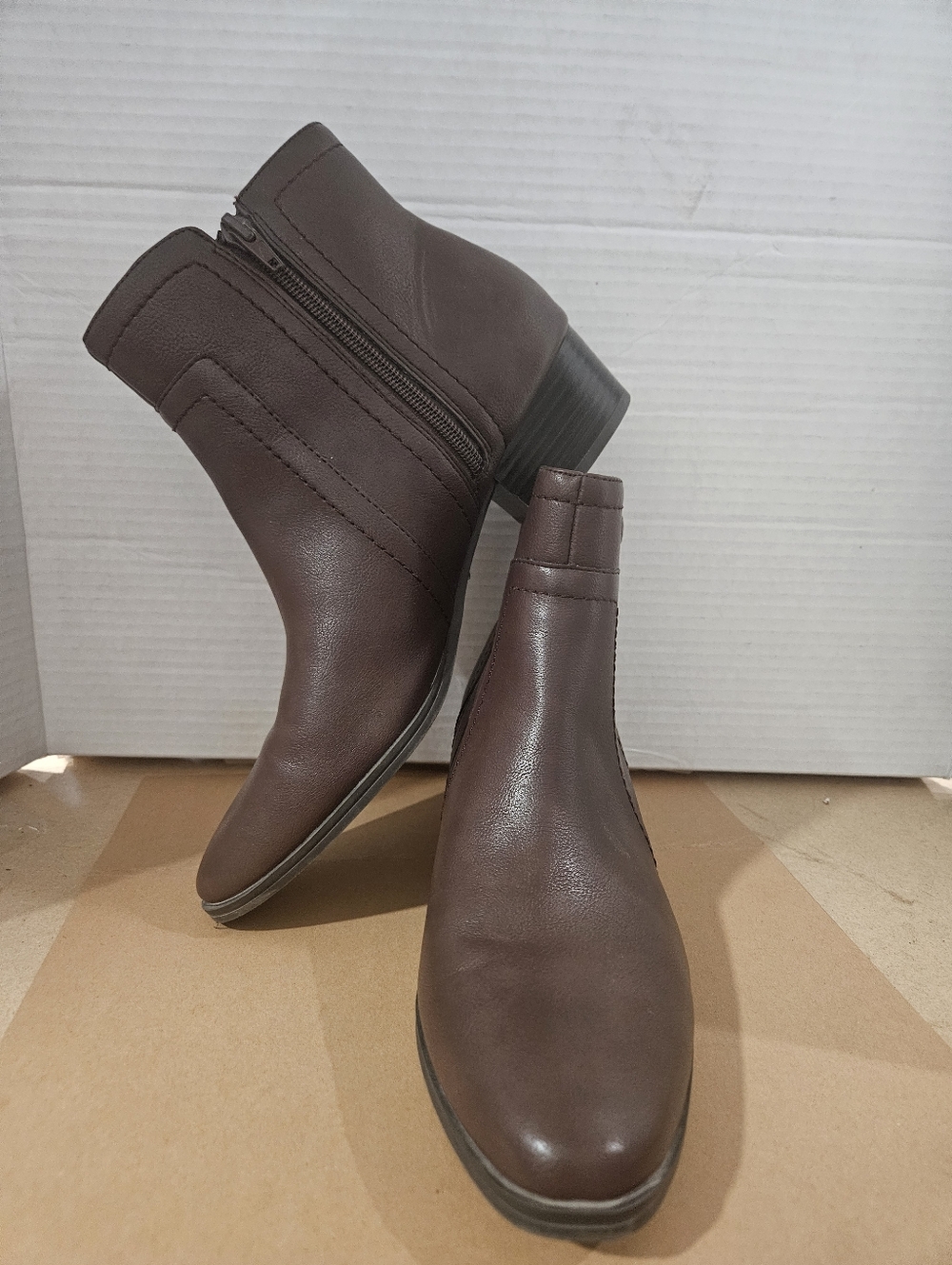 Aerosole Double zippered Ankle Boot. S8ze 9.5 (Bin14)